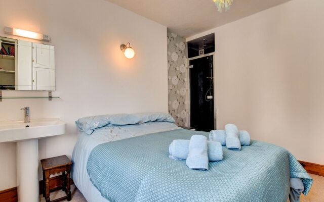 Quaint Apartment in Dartmouth With Private Garden