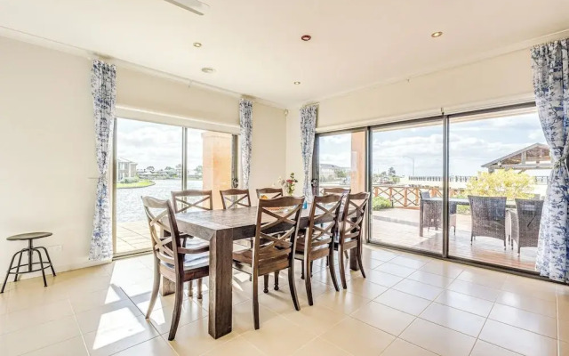 StayAU 5BR Lakefront Escape Point Cook