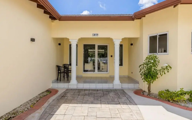 Newly Renovated 4BR 4BA Private Pool Eagle Beach