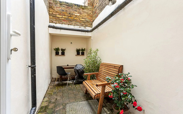 Cosy Garden Flat in Prestigious Residential Area