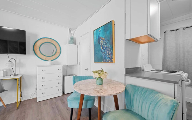 Chic City Retreat 93A Sleeps 2