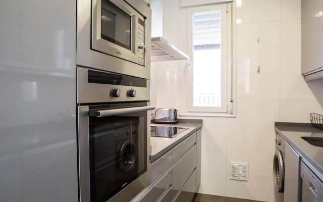 Beautiful 1 Bed Sleeps 6 W Terrace Heart of Madrid