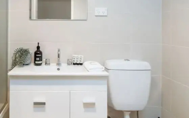 Cosy and Convenient Leafy Apartment