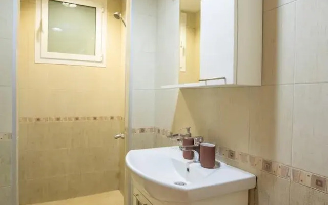 Bright 1bdr Apartment in Top Center