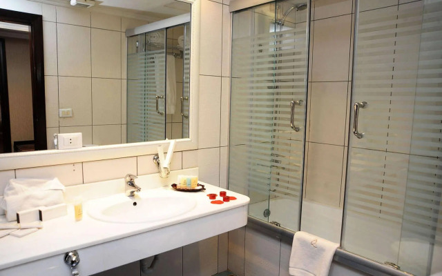 Queen's Suite Hotel