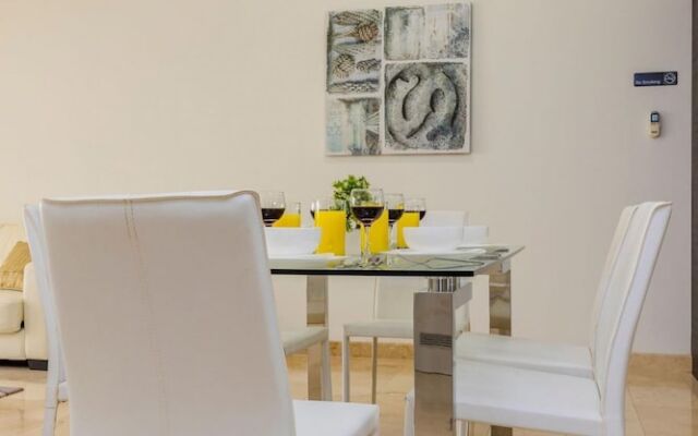 Beautiful 2BR Condo w Great Amenities Palmbeach