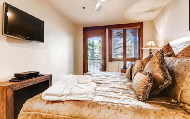 Luxury 2 Bedroom Ski in, Ski out Condo in Breckenridge with Shared Pool, Hot Tub, Arcade, and Bar