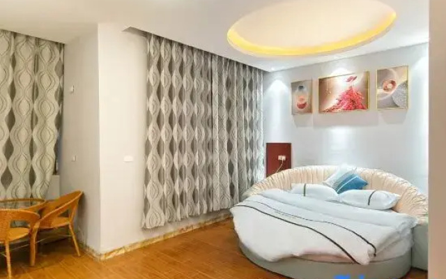 Qujing Qingyi Business Hotel