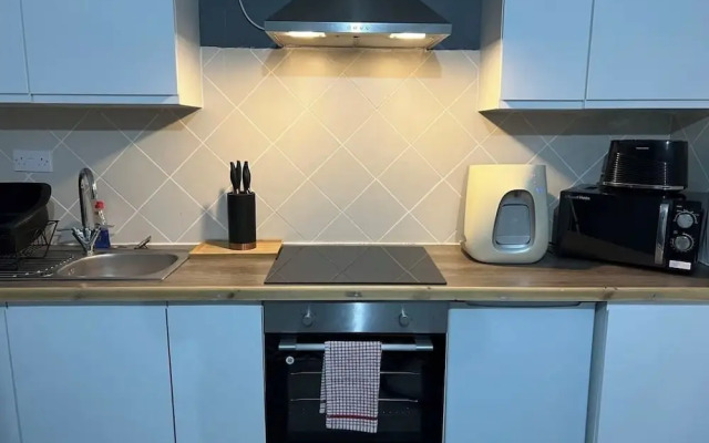 One Bed Apartment - Amazing Town Centre Location