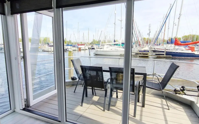 Water Lodge in Naarden With Marina Views