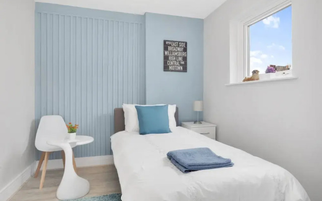 Stylish 4-bed Apartment - Parking & Central Links