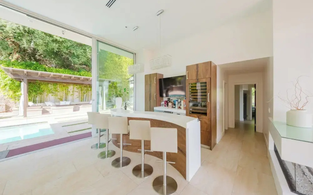 Zen Estate - Luxurious 5BR Beverly Hills Sanctuary With Pool & Canyon Views
