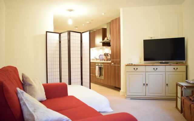 Clean Bright Apartment 7 mins from Central London
