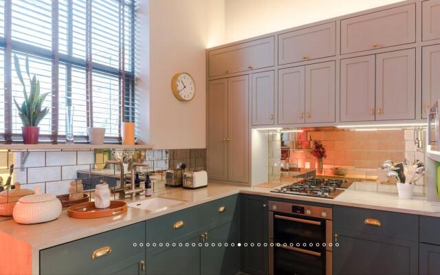 Neon Melody - Playful 2 bedroom by London Bridge