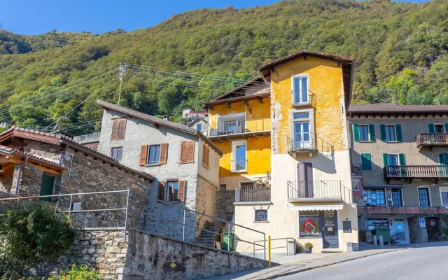 Yellow View Apartment