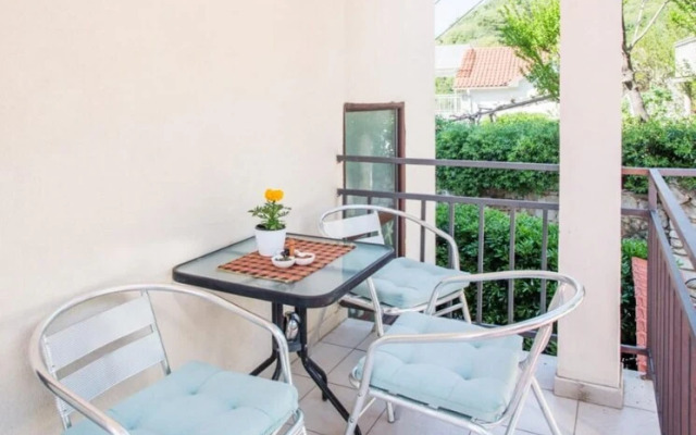 Sleek Studio Flat With Balcony Near Beach in Tivat
