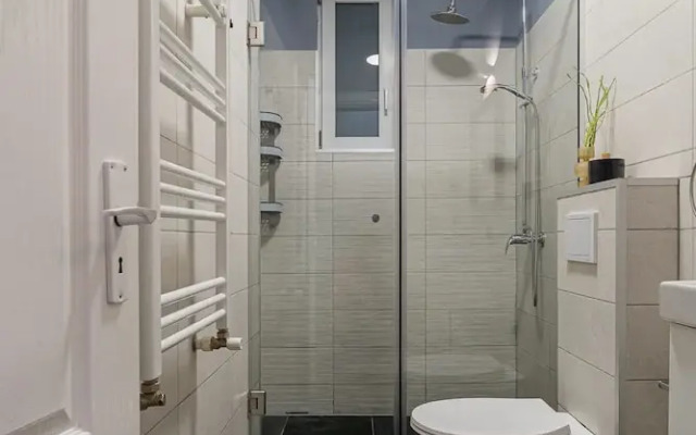 Chic Black White 2BR Retreat on Dambovitei