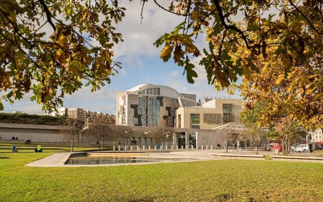 Stunning Royal Mile Old Town Apartment
