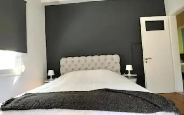 Bright 2bd apt, garden view & parking - Glyfada