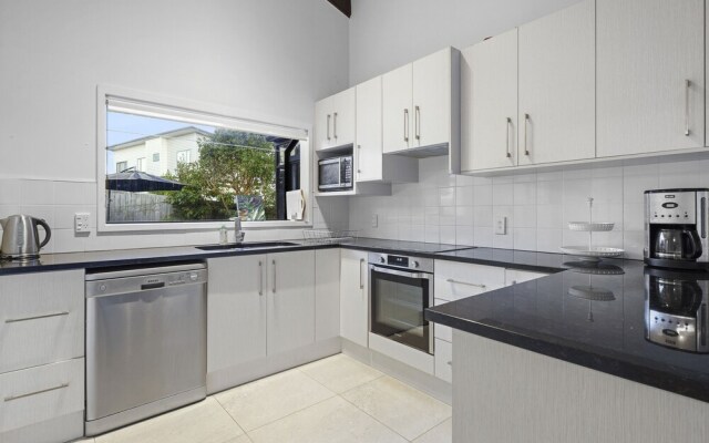 Spacious Family Home - Backyard-Mt-Views