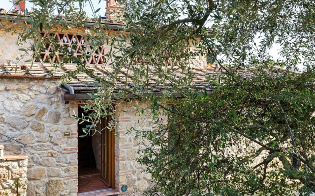 Secluded Holiday Home in Bibbiano With Courtyard