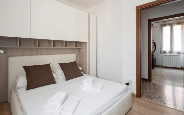 Venice Grand Canal Style Apt 3 by Wonderful Italy