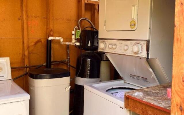 Spacious 1Bed, 1 Bath in Beverly Hills