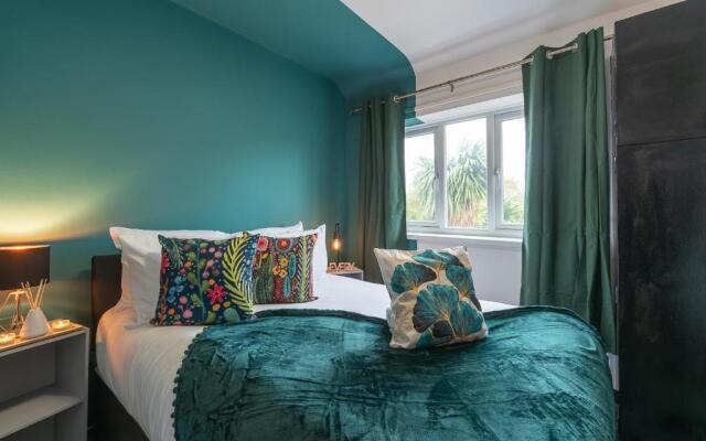 J's FrEsH Newly RefurB 2 Bedroom Garden Parking
