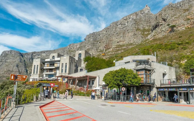 Upmarket East City Apartment w views