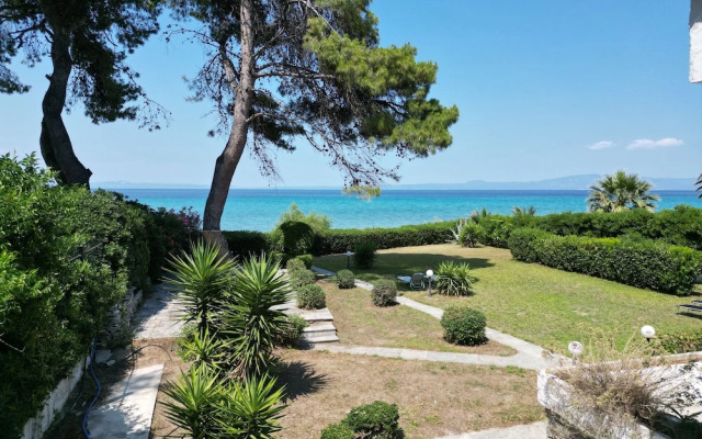 Villa Mare Azul - Luxury Beachfront Retreat in Hanioti, Halkidiki, Greece