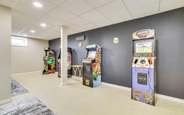 Hot Tub + Decks: Tree-lined Retreat in Pocono Lake