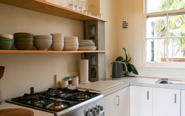 1930s Character 1 Bedroom Apartment With Sky Tower Views