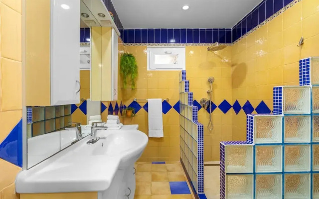 Charming Cozy Studio With Patio Near the Beach