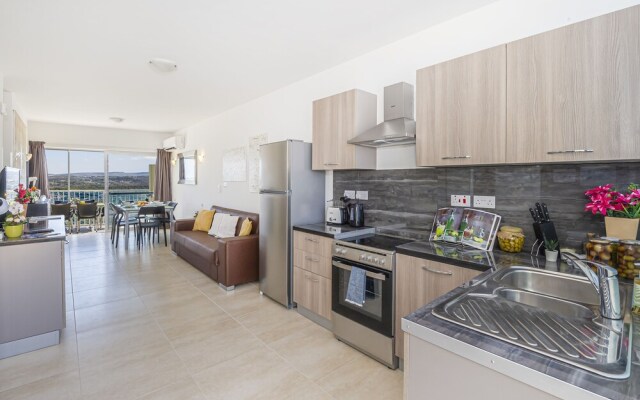 Summer Breeze Penthouse with large Terrace and Hot Tub by Getaways Malta