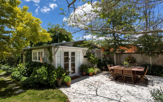 Silk Tree Studio - Steps to Cook Park - Central