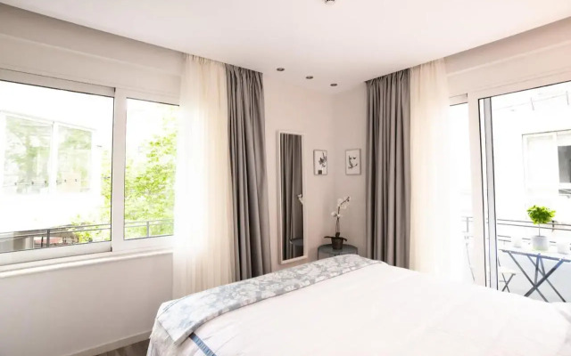 A24 Pristine & sunny suite near Plaka & Parthenon