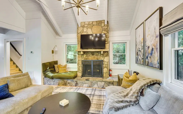 Newly Renovated: Pet-friendly Sapphire Retreat!