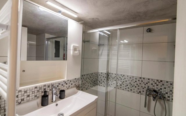 Luxury apartment 10’ from the center!