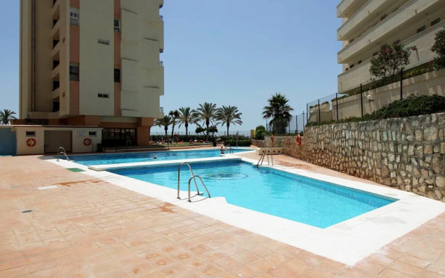Apartamento con piscina y primera linea
