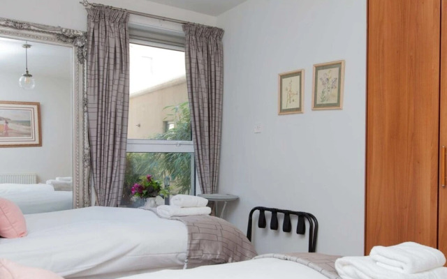 2 Bedroom Flat In Holyrood Area