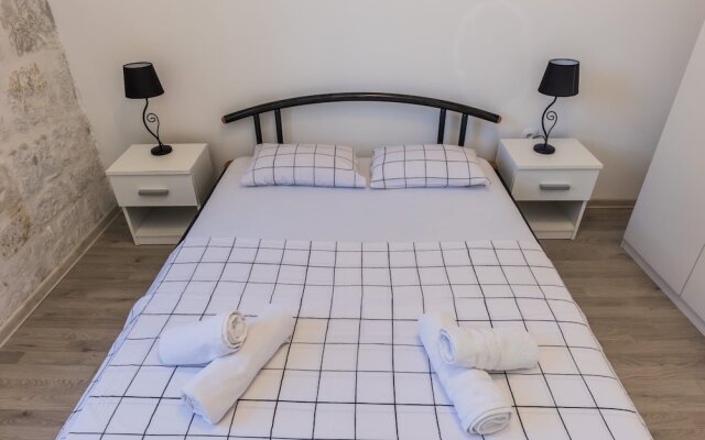 Apartment Antonio, on the Seafront With Garden