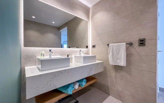 Luxury 3 Bedroom Apartment at the Beach