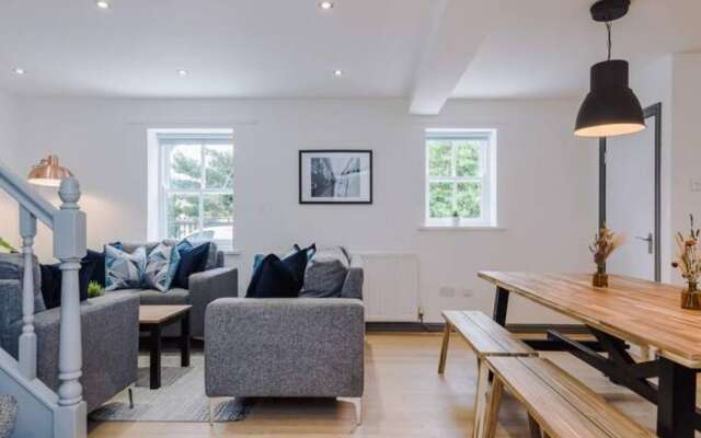 Host Apartments The Roscoe Coach House
