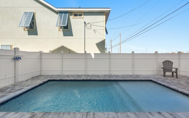 Spectacular 3br 4ba w/ Private Pool, 2 Min Walk to Beach - Sleeps 15!