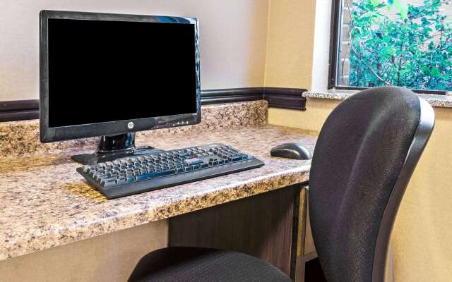 Days Inn & Suites by Wyndham Jeffersonville IN