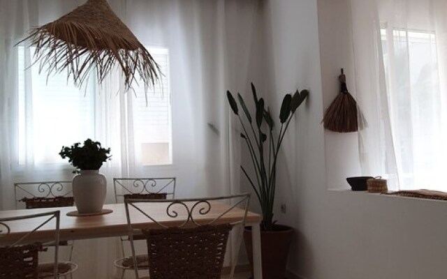 FRESH DESIGNED next to THE SEA -nice area - wifi
