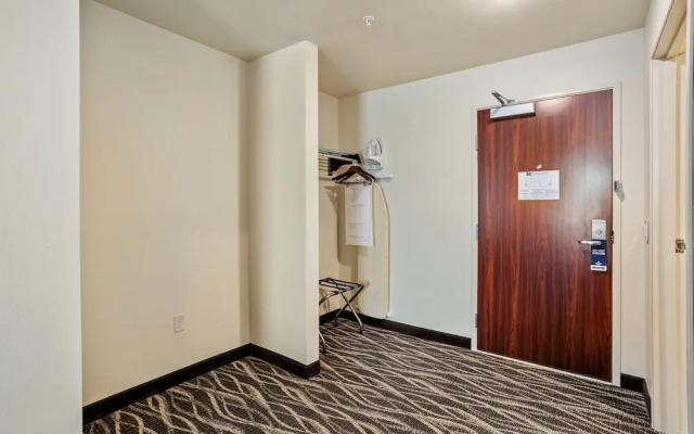 Cobblestone Hotel & Suites - International Falls