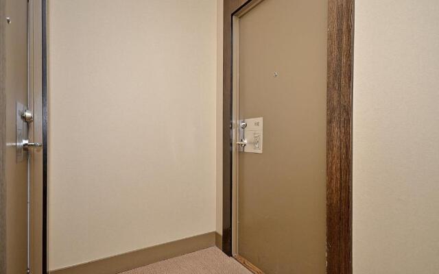 Royal Stays Furnished Apartments - Missisauga City Centre