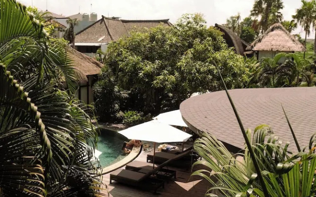 Wave House - Surf Camp