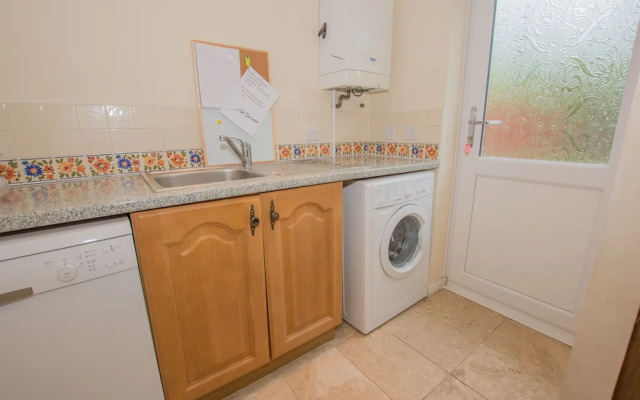 Modern 4 Bedroom Detached House in Cardiff